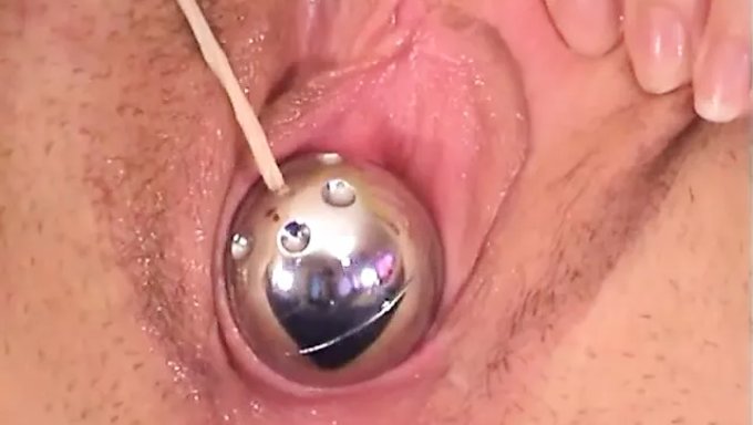 粉色的阴部被性玩具双重插入