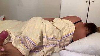 兴奋的情侣在继母的裸...