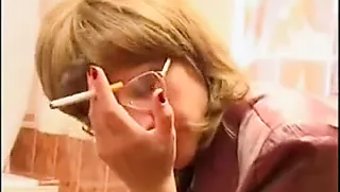 成熟的熟女在发现她的...
