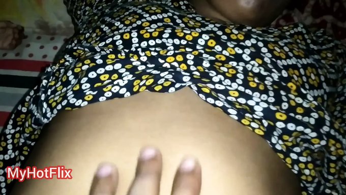 孟加拉美女在自制视频中用手指和手淫