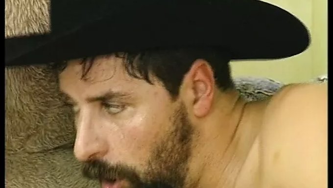 少女在粗暴的性爱中被年长的男人舔和操她的阴部