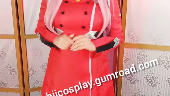 穿着内衣的大奶cosplay宝贝变得淘气