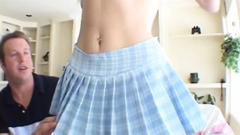 年轻的红发女郎戴着雀...