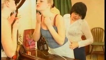 成熟和年轻的女同性恋...