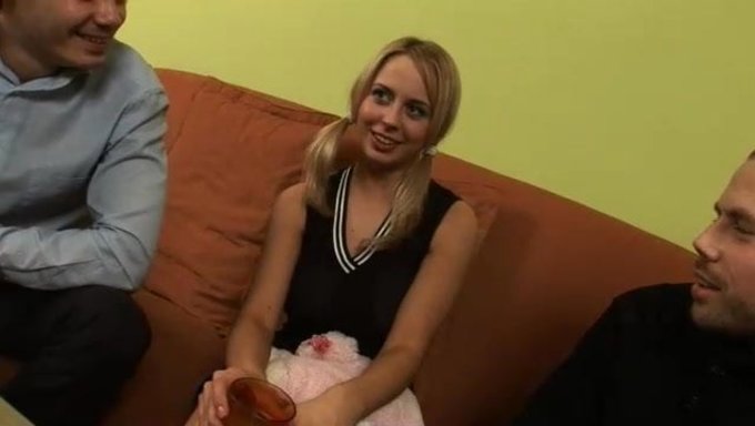 Mandy Dee与两个阳具硕大的帅哥的狂野三人行