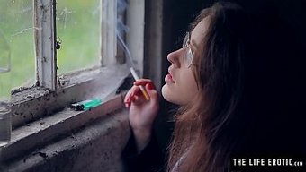 妈妈在肮脏的巷子里吸...