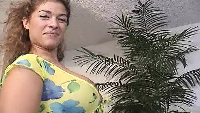 两个惊人的女人在自制业余视频中展示了她们的口交技巧。