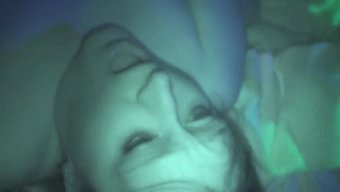 迷人的女人在三人行中...