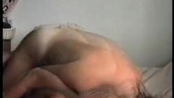 成熟的业余情侣在卧室...