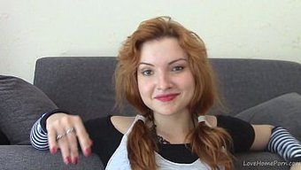 红发女郎挑逗观众的自慰视频