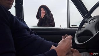 惊艳的女孩在停车场被...