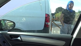挑逗的穆斯林街边行者...