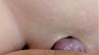 这个婊子喜欢狠狠地骑...