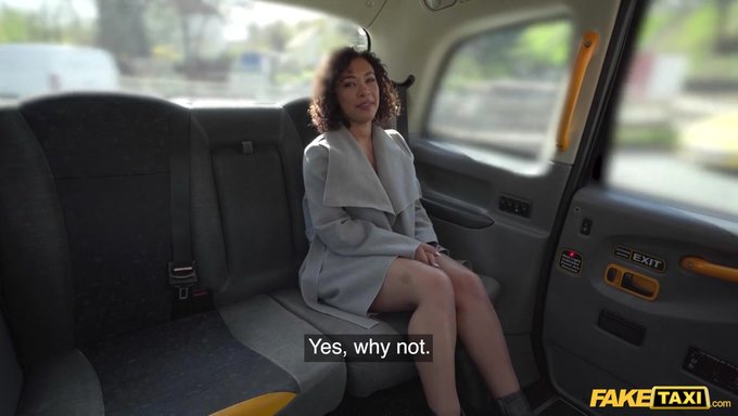 火辣的法国黑美人在户外性爱场景中得到意大利种马的鸡巴