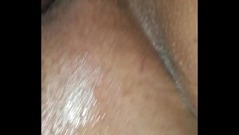 美女把小穴弄湿了,被...