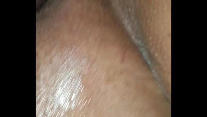 美女把小穴弄湿了,被男人的鸡巴插着。