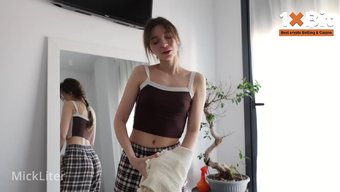 送货员被要求把包裹拿...