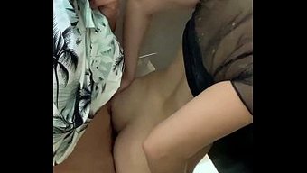 瘦瘦的金发骚货在酒吧浴室里光着身子,勾引陌生男人。