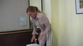 这个视频中的墙被女佣打扫了