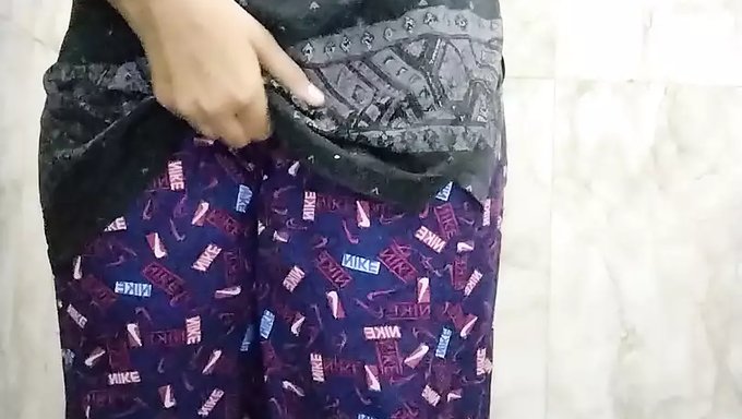 与阿姨和她性感的印度女友的激烈性爱