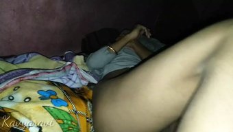 少女在教室里被粗暴地...