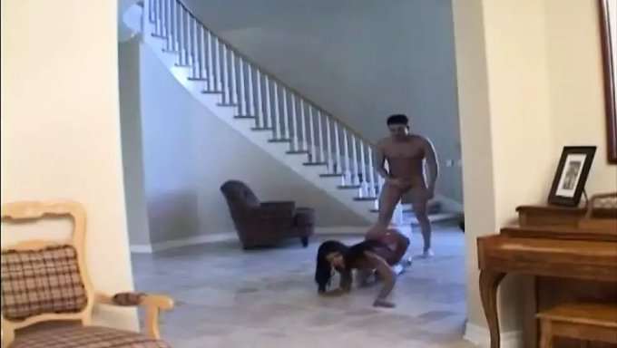 玛丽向三个男人炫耀她诱人的体格,他们开始与她进行三人行