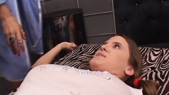 纹身的棕发少女和成熟...