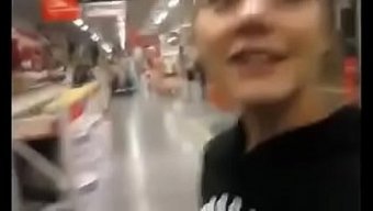 金发少女在公共商店里...