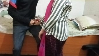 与年轻的印度女孩进行...