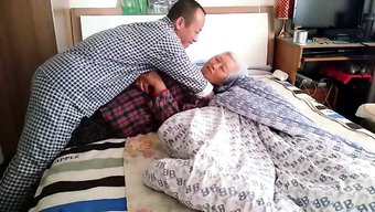 亚洲业余奶奶与年轻情...