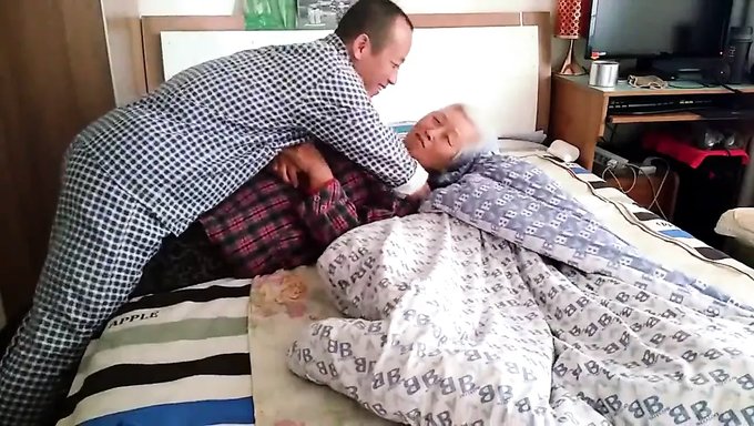 亚洲业余奶奶与年轻情人在自制视频中
