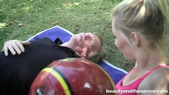老男人给年轻女孩口交...