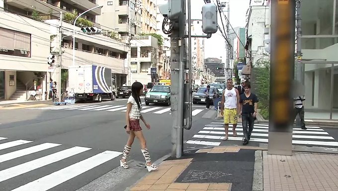 小巧的亚洲少女kaoruko享受三人行,面部射精