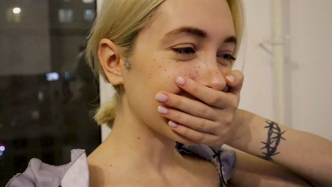 Mia Delphy体验虚拟现实的快感