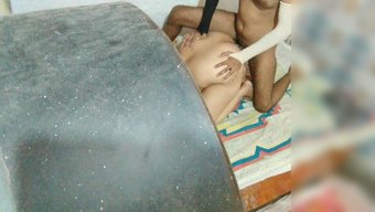 观看成熟的印度夫妇从...