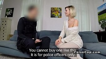 业余金发女郎被假警察...