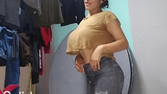 胸部丰满的棕发女郎第...