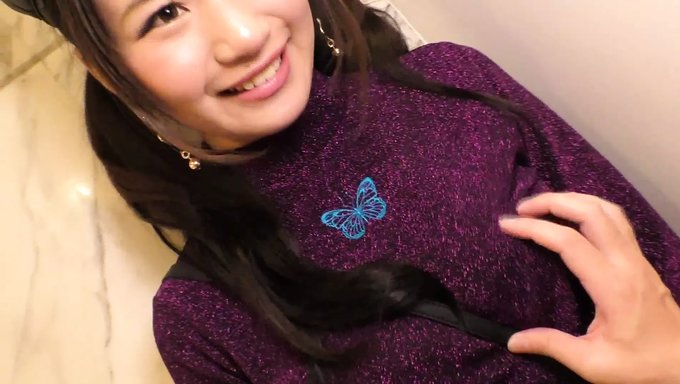 一个无忧无虑的大学女生,敏感的乳头丰满,在这火辣的视频里被狠狠地操翻。