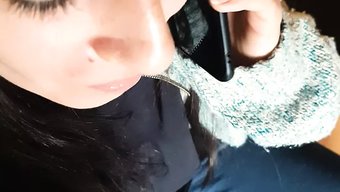 业余女孩在商务电话中...