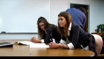 两个欧洲女孩被院长打屁股