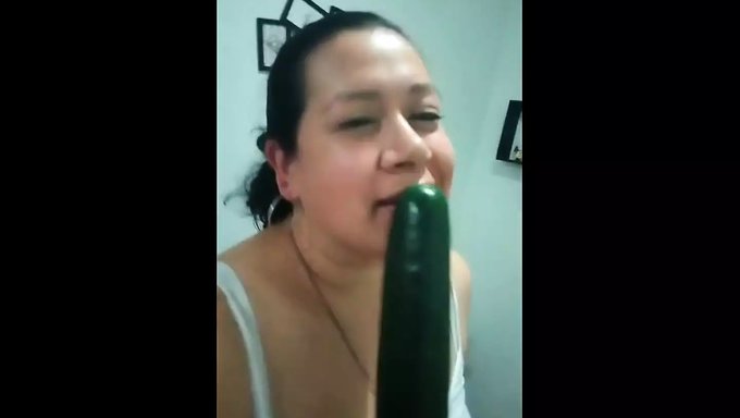 墨西哥大学女孩在宿舍房间里使用假阳具并吸吮阴茎