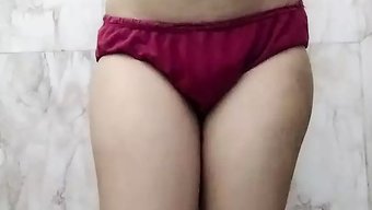亚洲熟女享受一些女同...