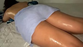 继女在按摩期间的内射惊喜