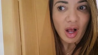 美丽的褐发女郎在激烈...