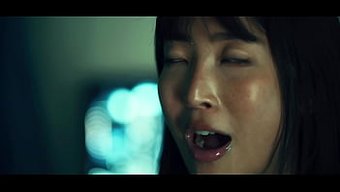 一个年轻的亚洲女人变...