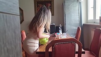 打扫房子的女孩有点骚...
