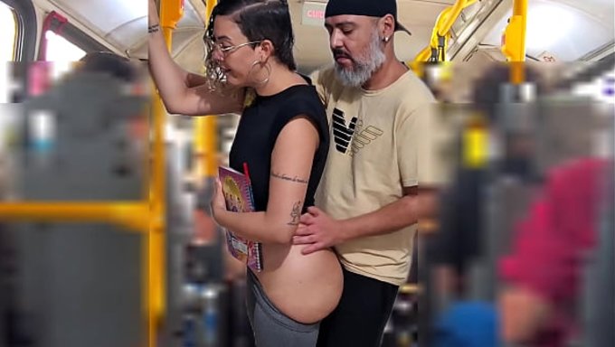 一个教育体系不好的女孩在公车上操逼。