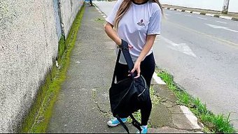 学生和老师的界限在汽车口交时消失