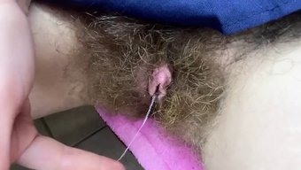 毛茸茸的亚洲少女达到高潮