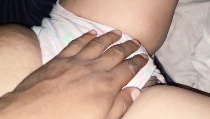 性欲旺盛的少女拥有大自然的胸部,被操并被内射